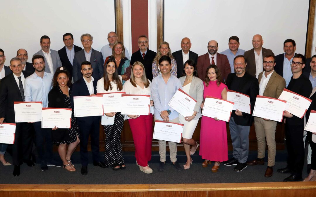 La tercera promoción de sumilleres de Aragón ha entregado sus diplomas en el Salón de Plenos de la Cámara de Comercio de Zaragoza